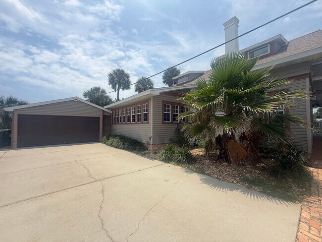 Building Photo - Beautifully updated 3 bedroom 3 bathroom home