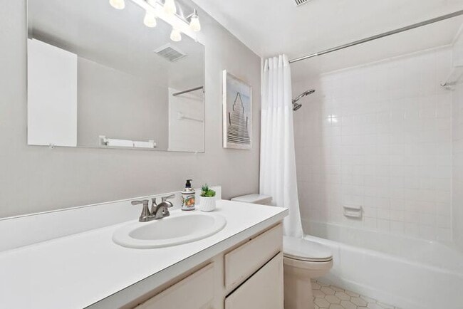 Building Photo - First floor 2/2 condo in Winter Park