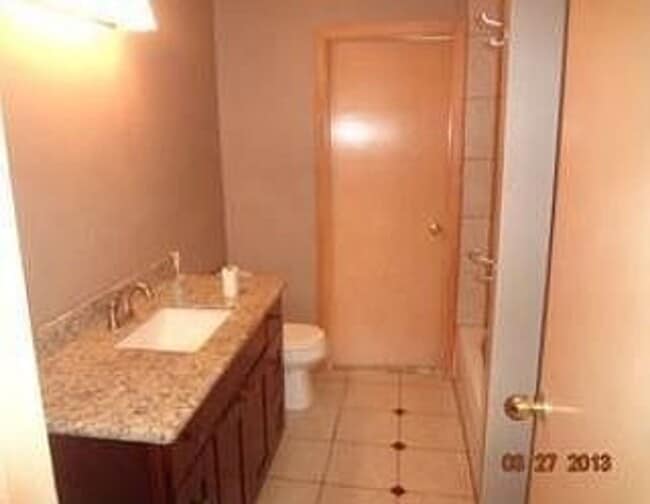 Building Photo - Bright Top-Floor Condo Near Northgate & Green Lake