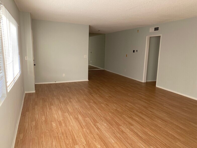 Primary Photo - 5354 Lindley Ave