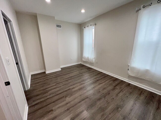 Building Photo - Newly Renovated 3-Bedroom Townhouse in Wes...