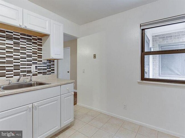 Building Photo - 2621 Glengyle Dr
