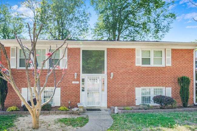 Primary Photo - Spacious 4 BR/2.5 BA Single-Family Home in...