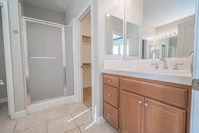 Building Photo - Spacious 4-Bedroom Townhome with Downstairs Bed/Bath in Creekside!