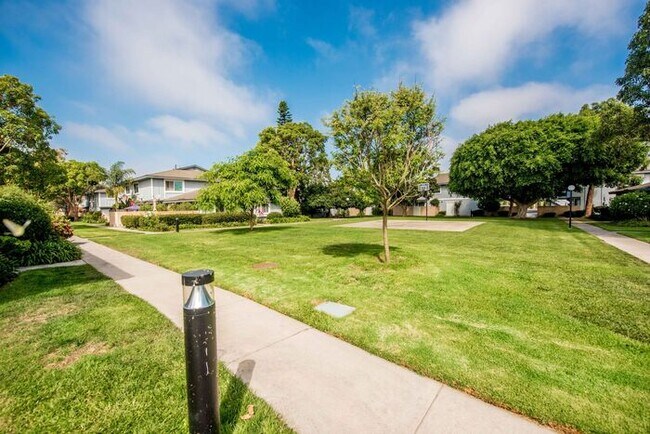 Building Photo - Huntington Beach Townhouse
