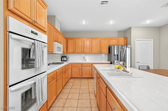 Building Photo - 233 Lynbrook St