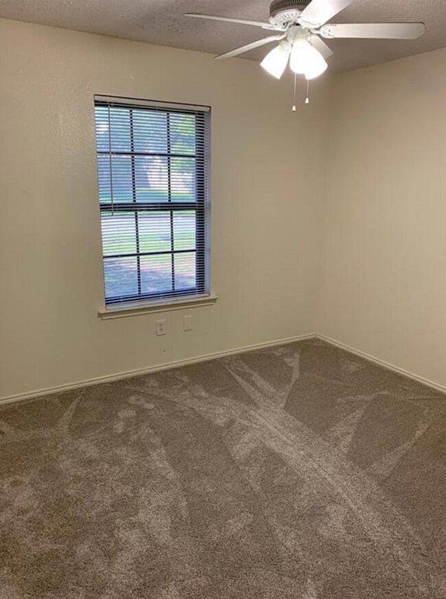 Building Photo - 7304 Meadowbrook Dr