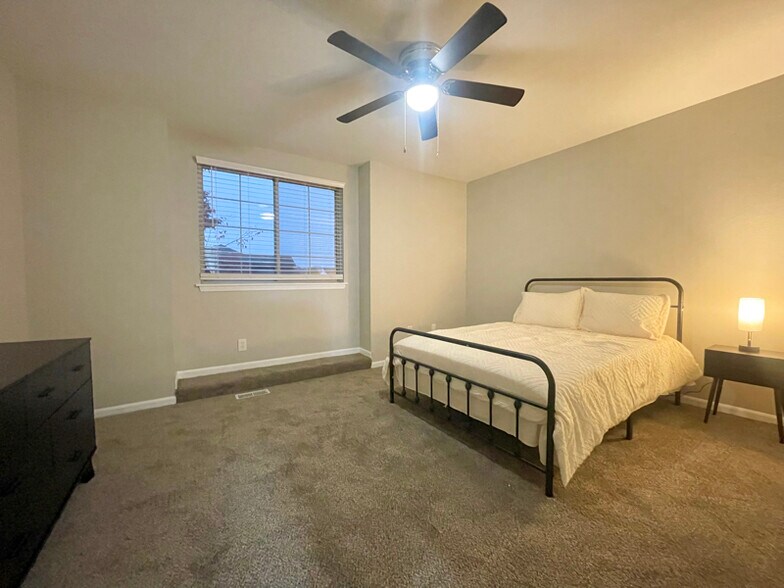 Building Photo - 210 White River Dr