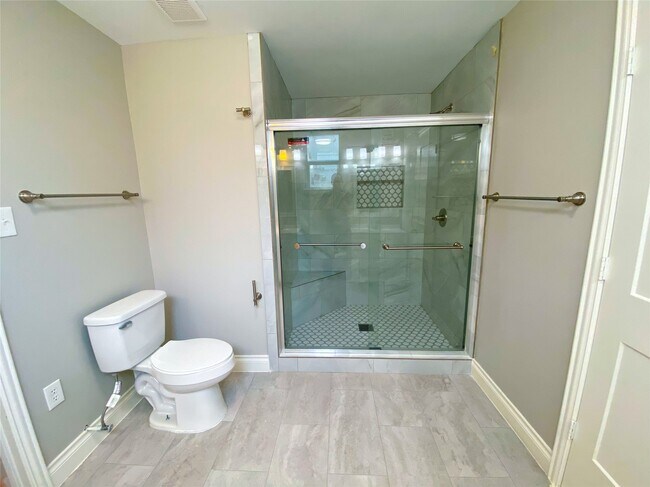 Building Photo - 1406 Mystic St