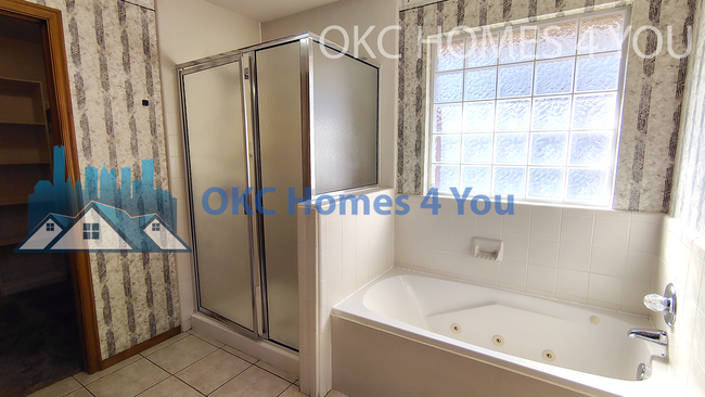 Building Photo - Beautiful 3 Bed + Office Home in Yukon off...