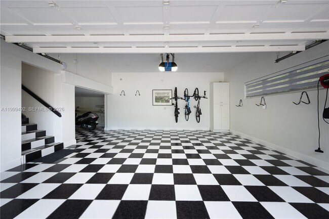 Building Photo - 7125 Los Pinos Blvd