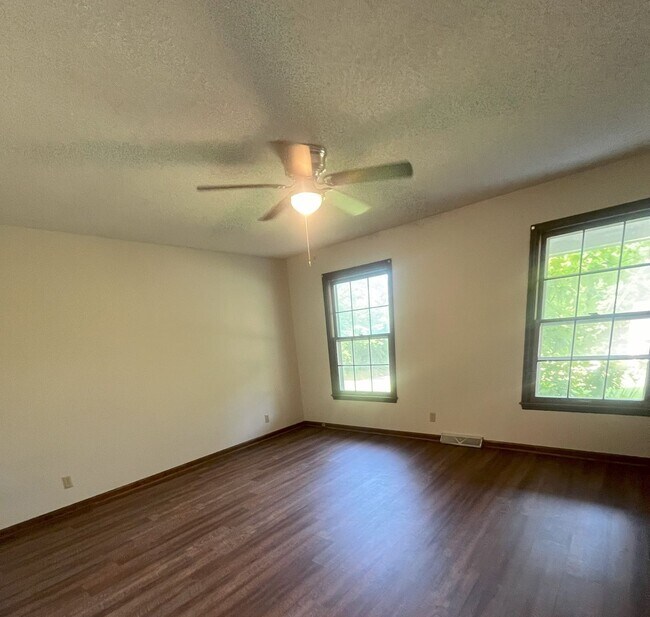 Building Photo - Charming Family Home in Desirable Johnson ...