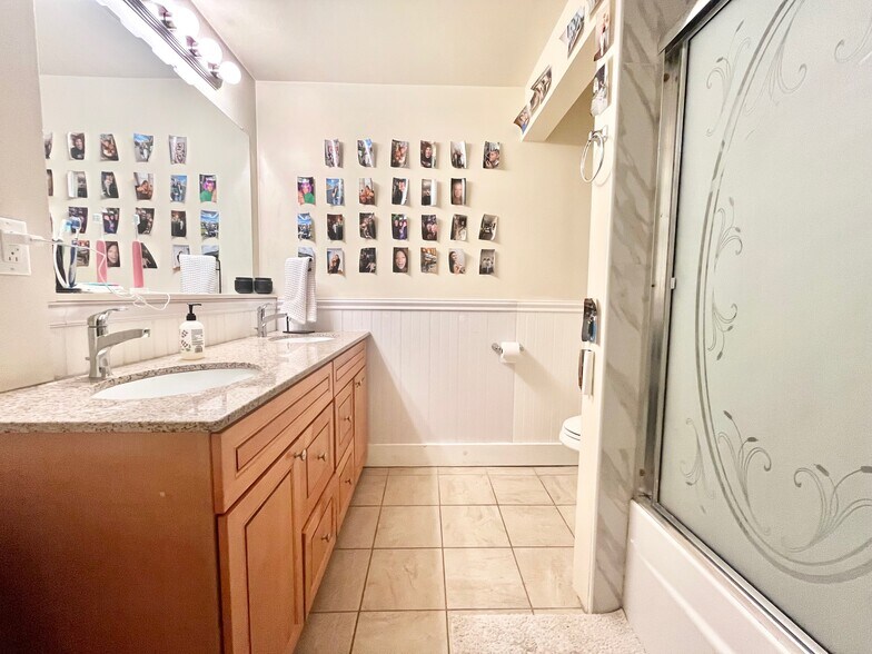 Building Photo - 716 E 6th St