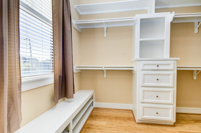 Building Photo - Modern 3 Bedroom // 3.5 Bathroom in the He...