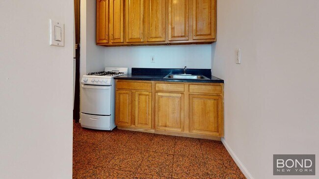 Building Photo - 249 E 53rd St