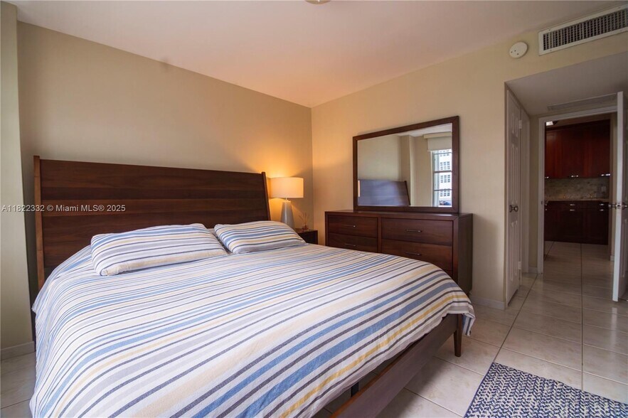 Building Photo - 5151 Collins Ave