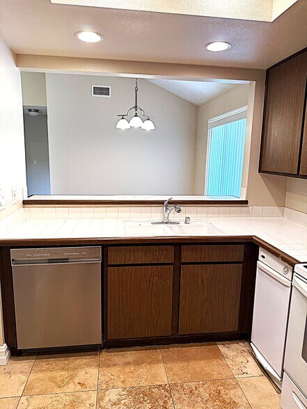 Kitchen open to dining room - 545 S Ranch View Cir