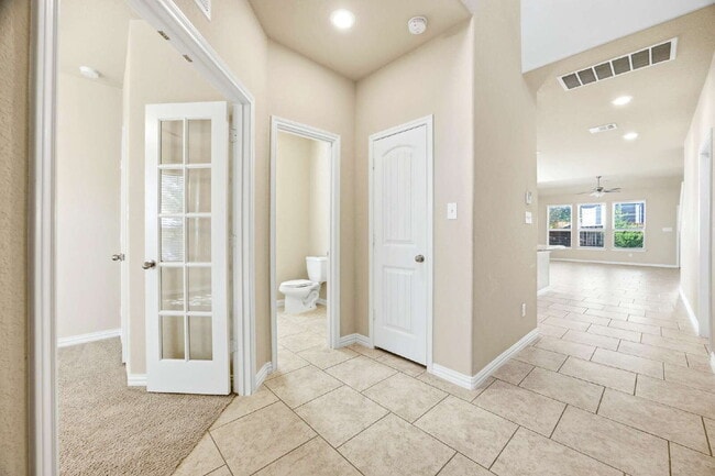 Building Photo - Spacious 4 bed 2.5 bath home available for rent