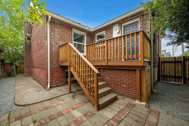 Building Photo - 2bd/1ba Seattle Home