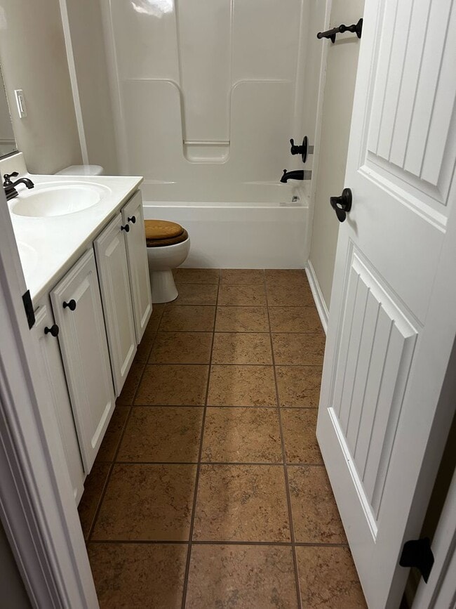 Building Photo - Two Bedroom Townhouse in Tavern Grove!