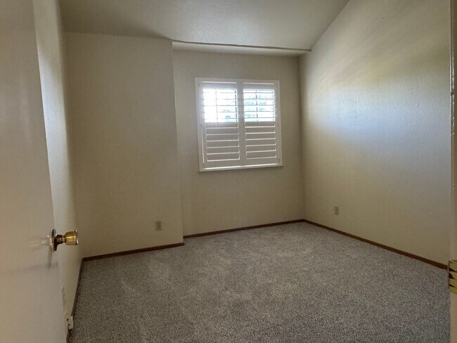 Building Photo - Roseville home with new carpet, paint, & s...