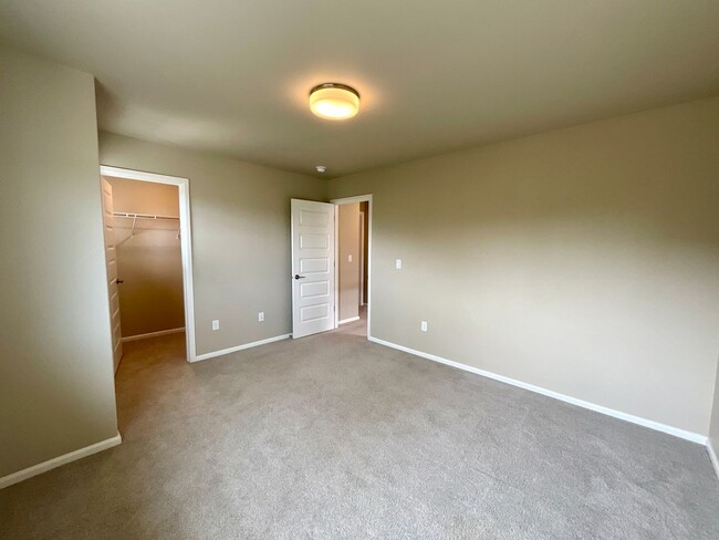 Building Photo - Beautiful and Modern 4-Bedroom Home with S...