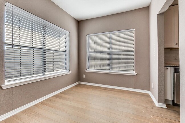 Building Photo - 8750 Park Ln