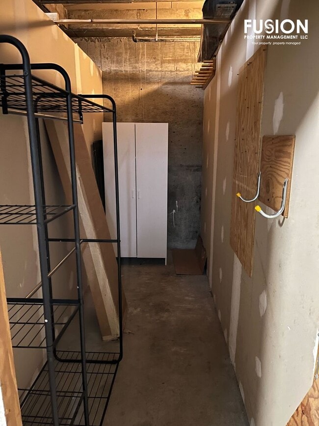 Building Photo - Top Floor Remolded Penthouse on College Street!