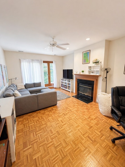 Building Photo - 4237 N Kenmore Ave