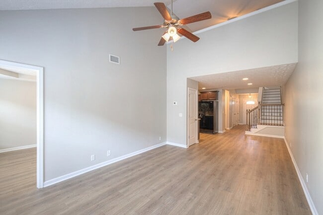 Building Photo - 911 Dahlia Dr