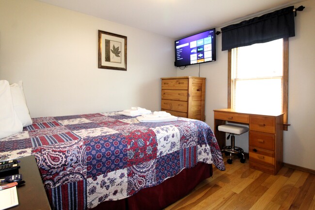 Queen bedroom with smart Roku TV - 11 Columbia St