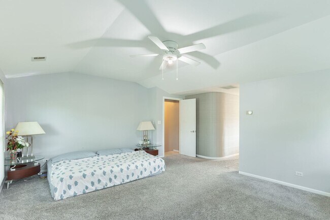 Building Photo - 520 Highland Grove Dr