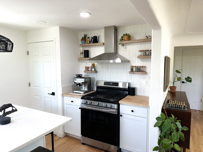 Kitchen - 525 Perry St