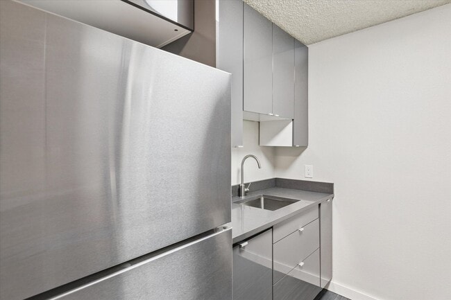 Building Photo - Pre-Lease Aug 2025 Remodeled 2 Bedroom 1 B...