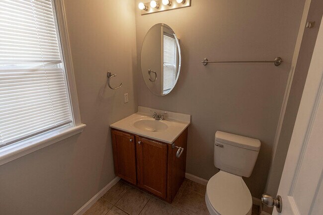 Building Photo - 1945 Center St