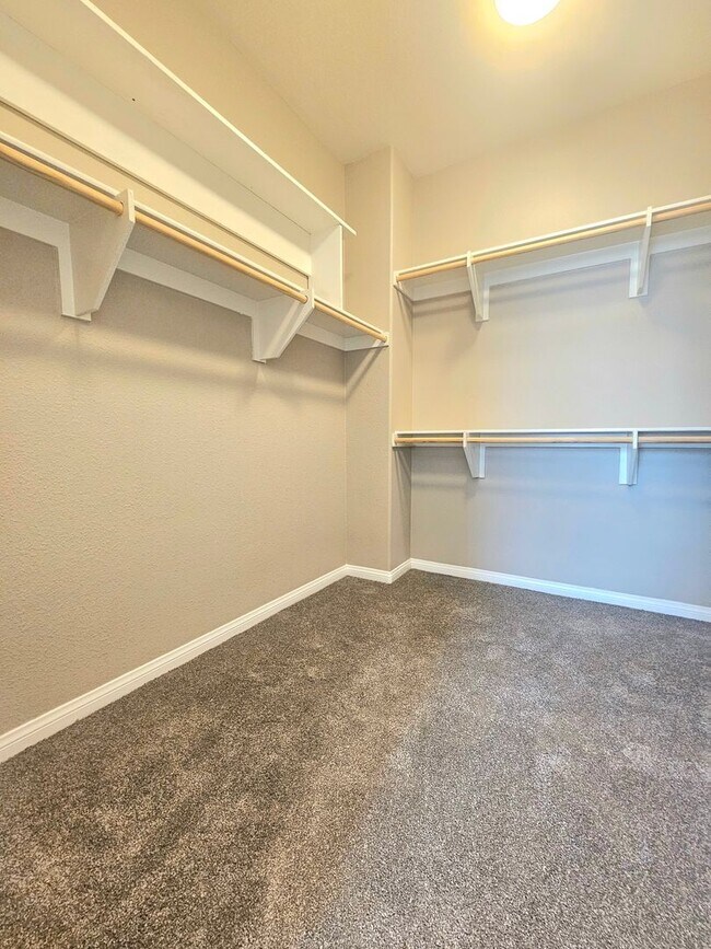 Building Photo - Gorgeous Spacious 3-Bedroom Home Now Available