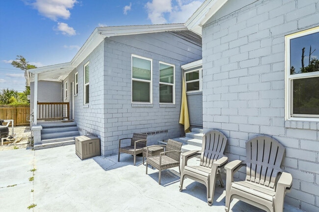 Building Photo - 300 Mercedes Ave