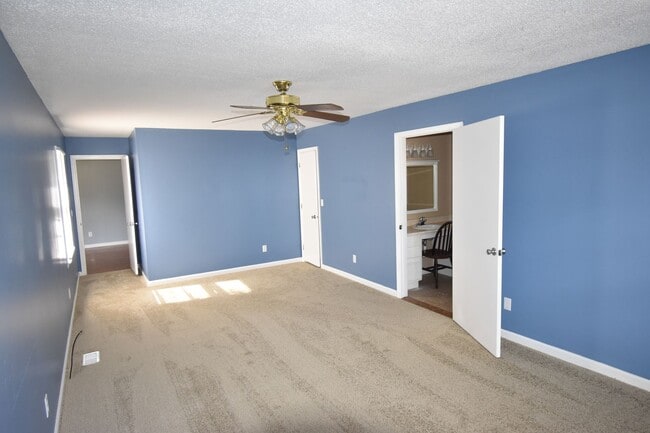 Building Photo - Beautiful 3 Bedroom and 2 Bath Home (No Pets)