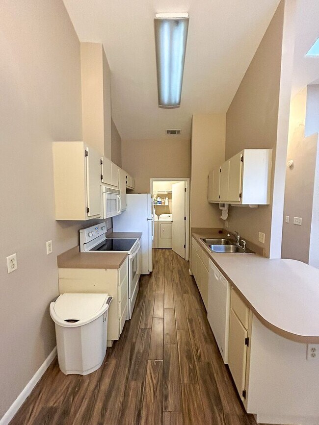 Building Photo - 3824 SW 30th Terrace