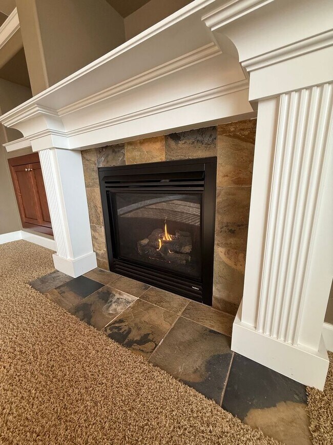 Building Photo - Stunning large 3 bedroom plus bonus rooms ...