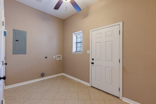 Building Photo - 10552 FM Rd 2432