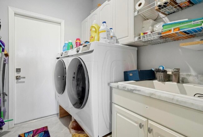 Building Photo - 7823 Bridlington Dr