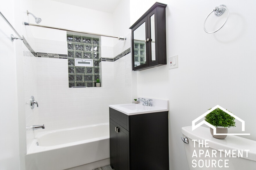 Building Photo - 1056 W Lill Ave