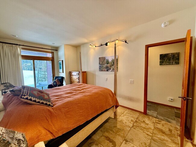 Building Photo - Snowcreek V – Stunning 4 Bed, 3 Bath Corner Unit