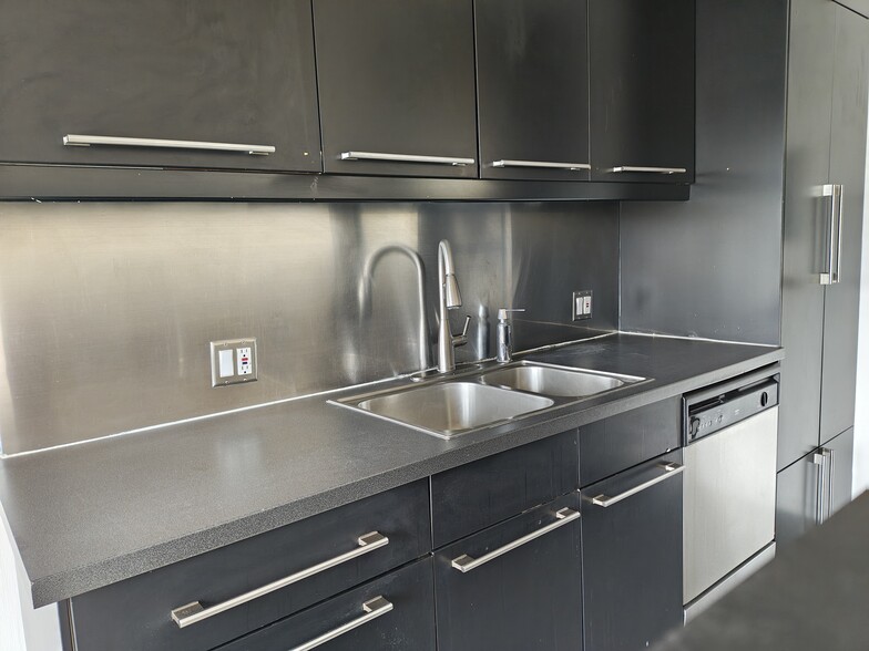 Building Photo - 252 3rd Ave