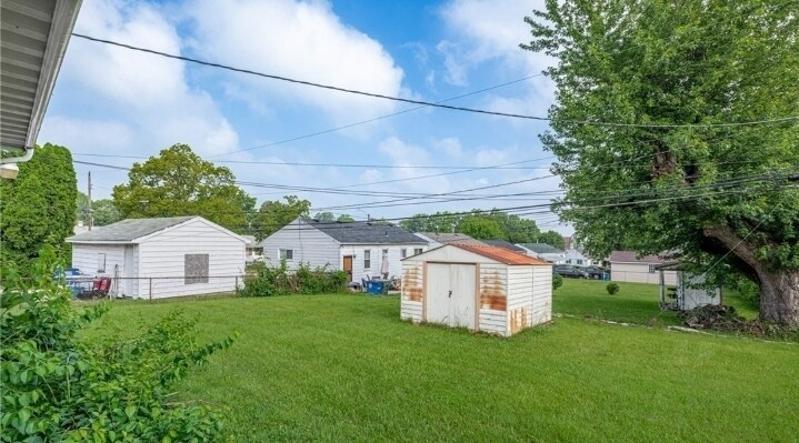 Small Barn for storage - 3592 Roejack Dr