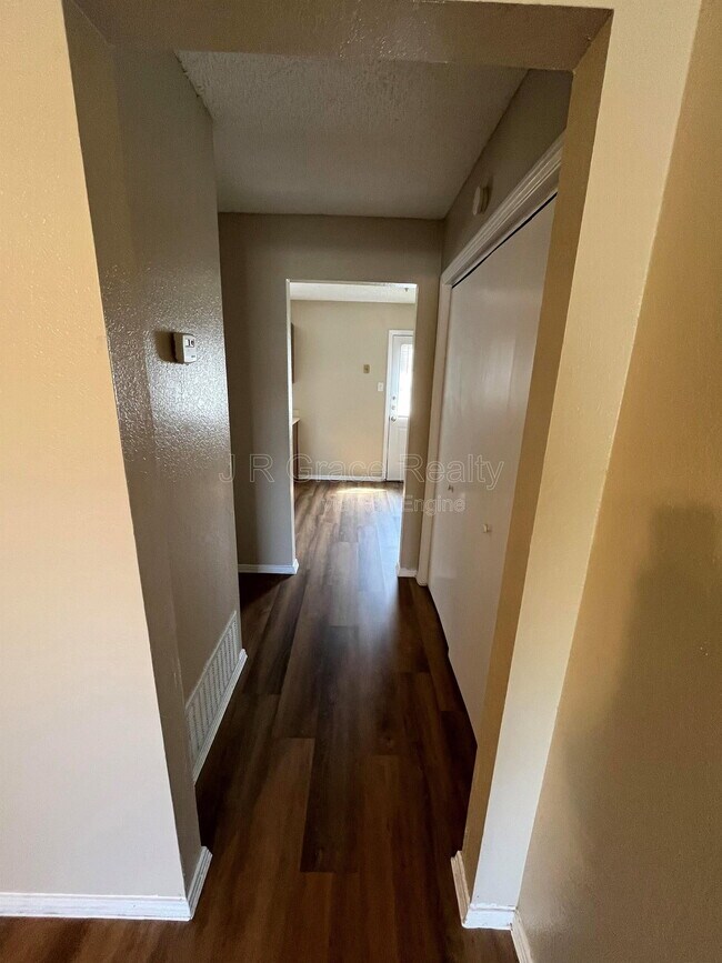 Building Photo - 5911 Shadydell Dr