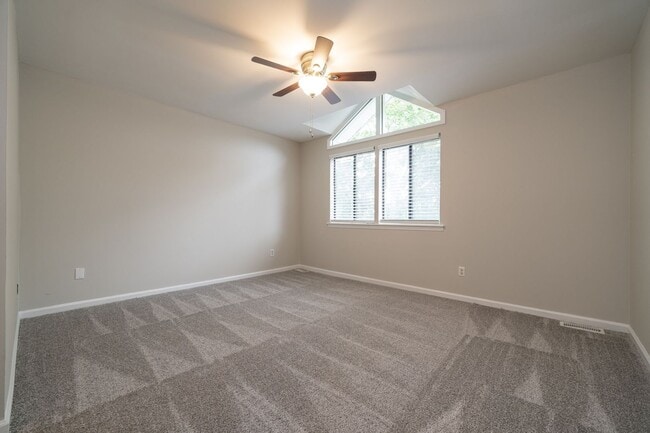 Building Photo - Gorgeous 2 Bedroom, 2.5 Bath Townhome in N Raleigh, Lot of updates!  Pet Friendly!