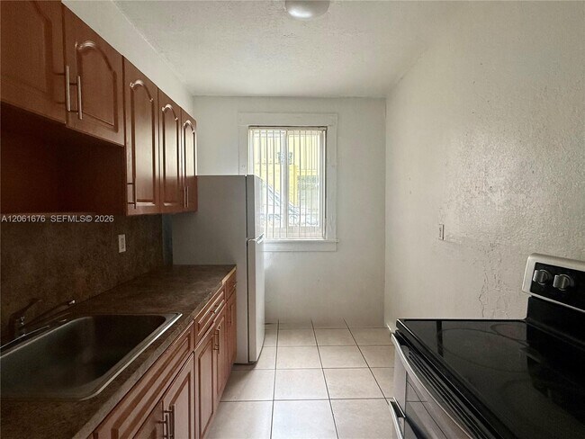 Building Photo - 920 SW 9th Ct