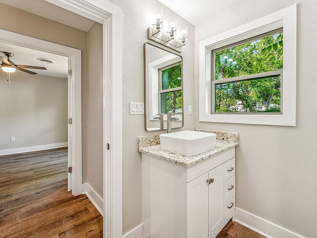 Building Photo - 302 W Collins St